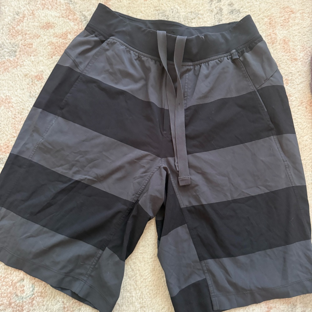 Men’s like new lululemon THE linerless 11” shorts